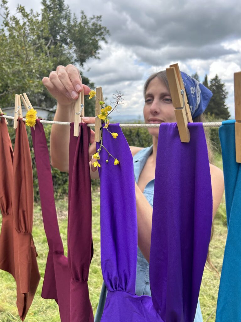 Costumi colorati appesi a un filo con le mollette di legno