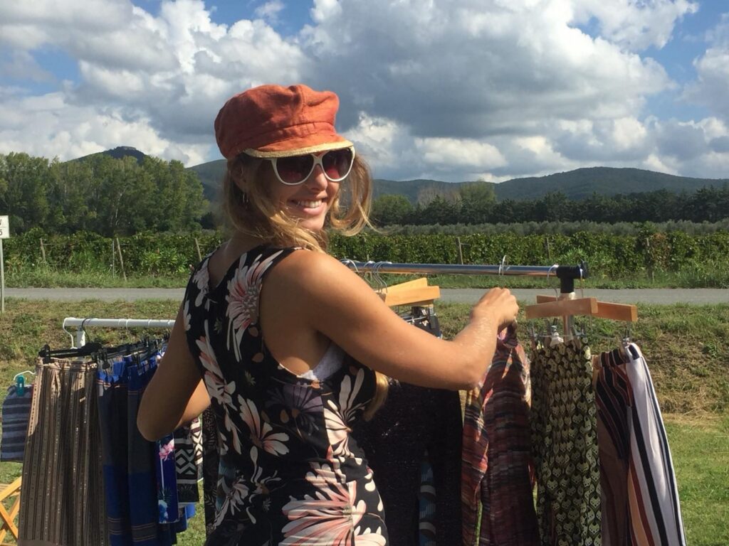 Costumi appesi a uno stand all'aperto, tra le colline