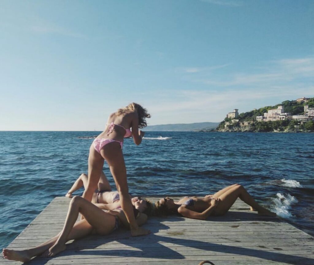 Ragazze in costume su un pontile sul mare