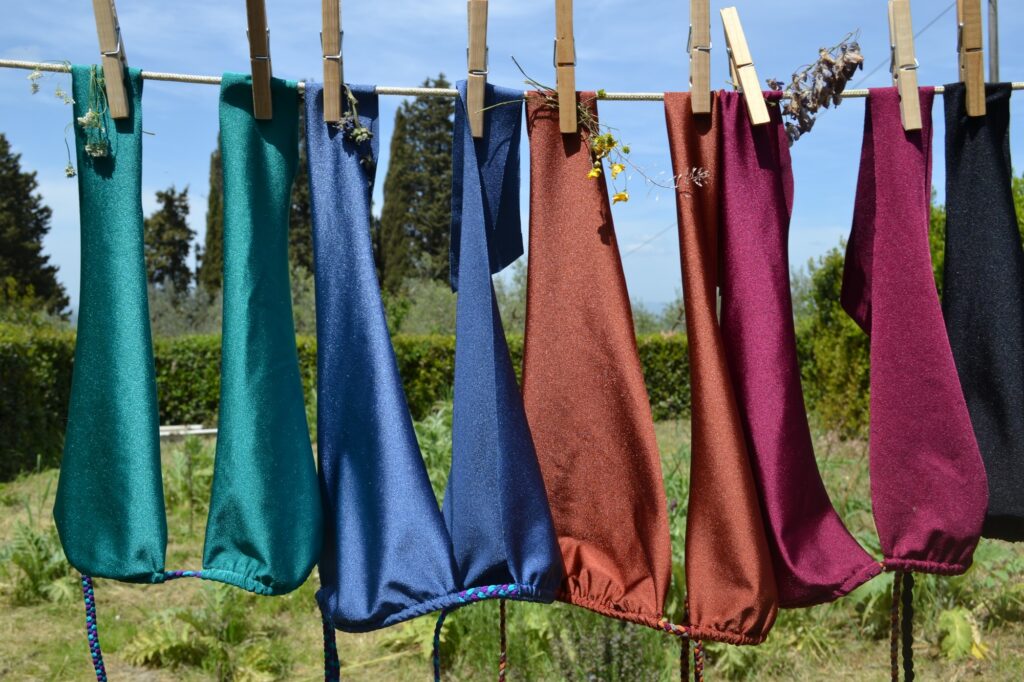 Top Cabriolet di tanti colori appesi con le mollette a un filo