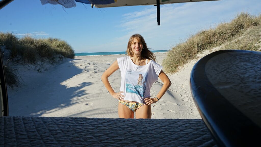 Carlotta alle Spiagge Bianche, in maglietta e slip a fantasia, tra le dune