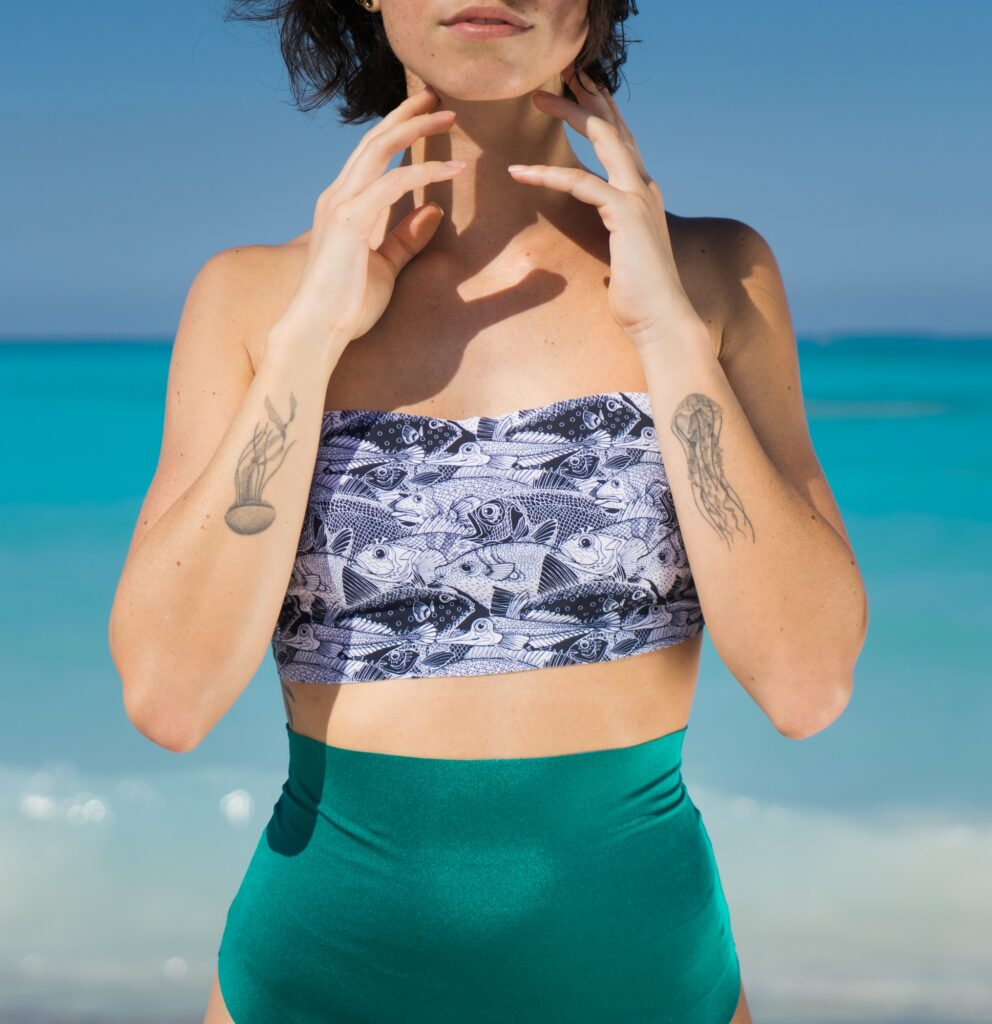 Top a fascia con i pesci e slip verde a vita alta